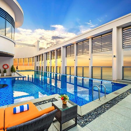 Luxury Apartment - Rooftop Swimming Pool - Beach Front - Hinata Apartment Дананг Екстериор снимка