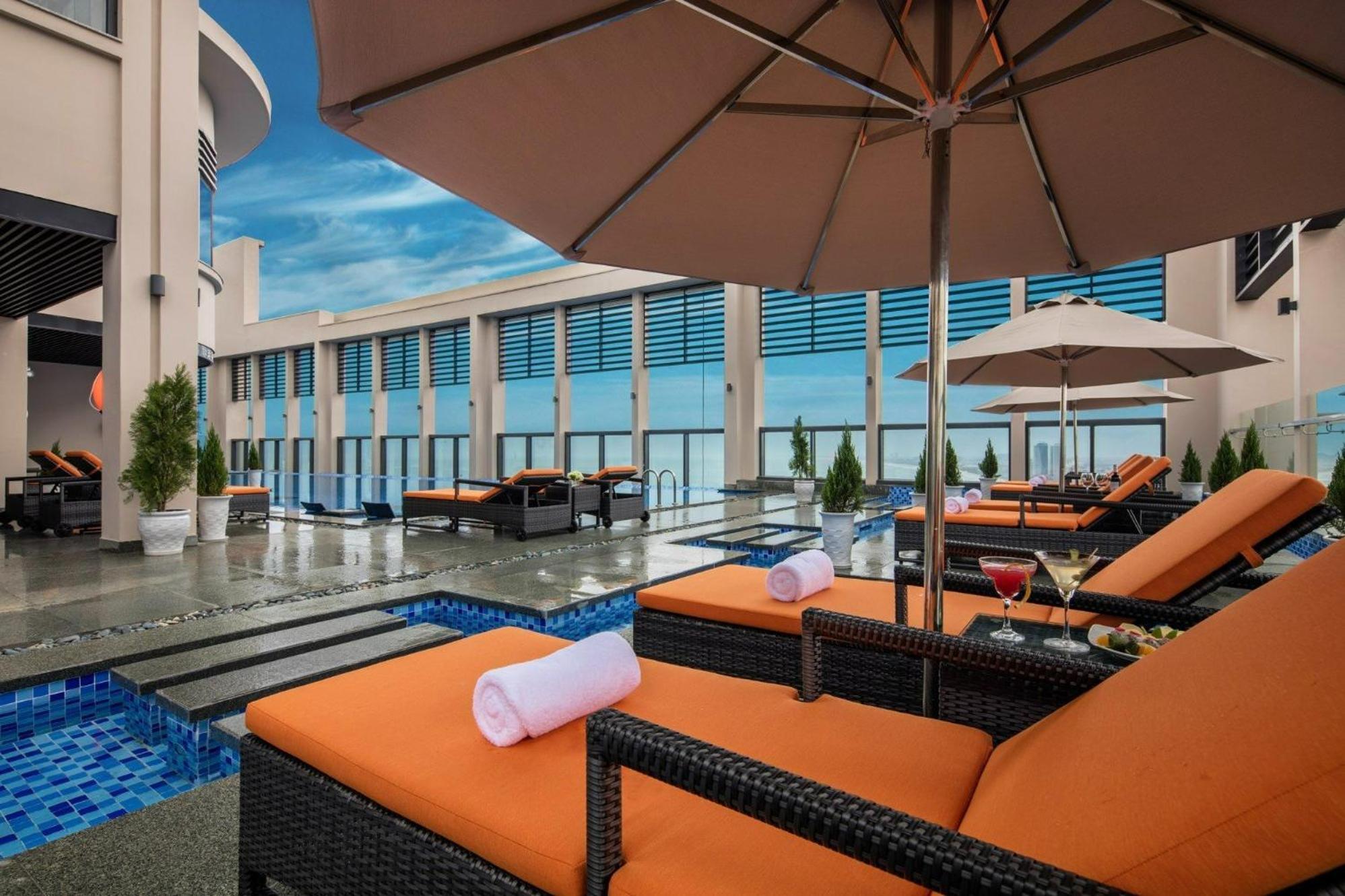 Luxury Apartment - Rooftop Swimming Pool - Beach Front - Hinata Apartment Дананг Екстериор снимка