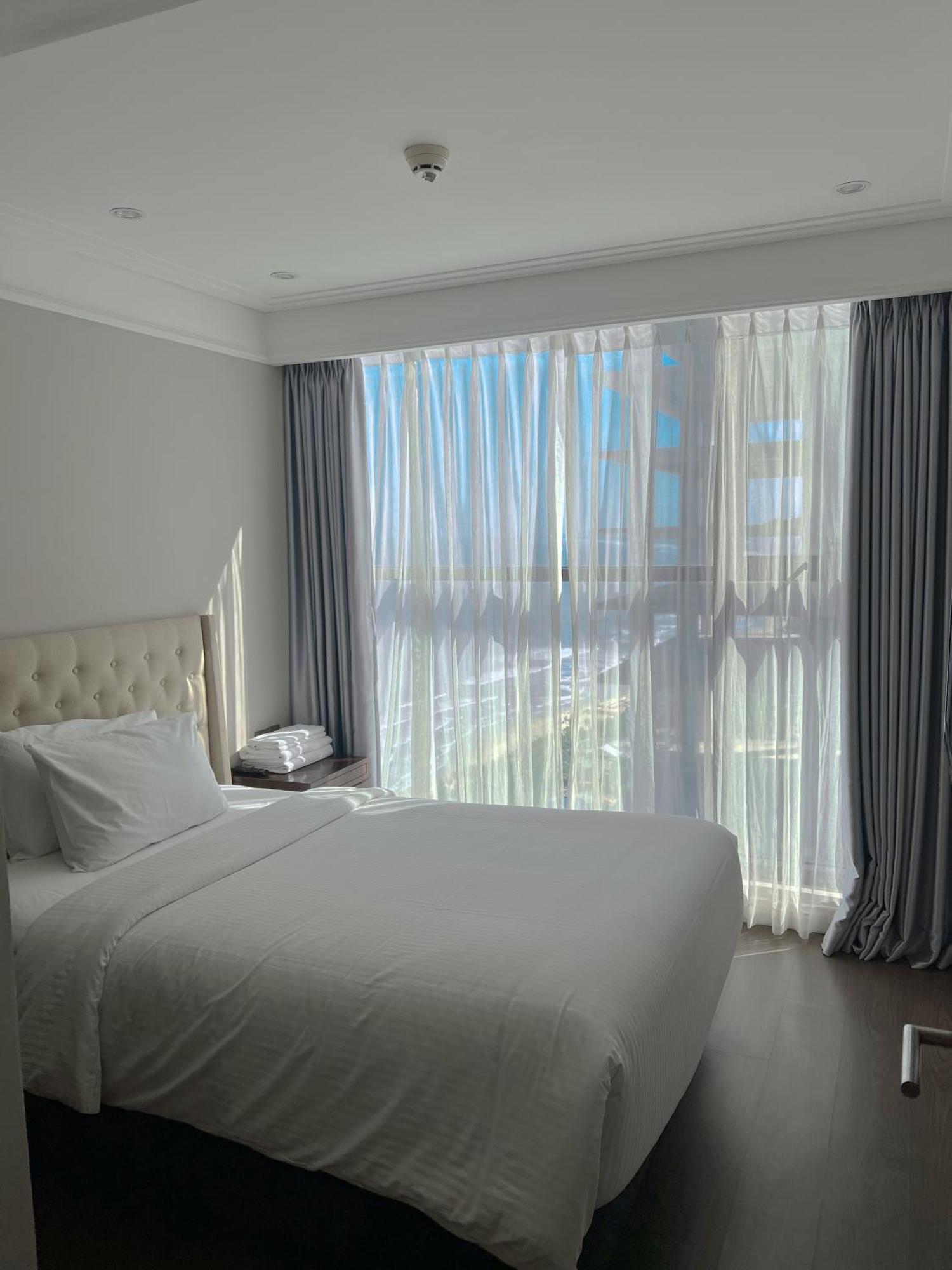 Luxury Apartment - Rooftop Swimming Pool - Beach Front - Hinata Apartment Дананг Екстериор снимка